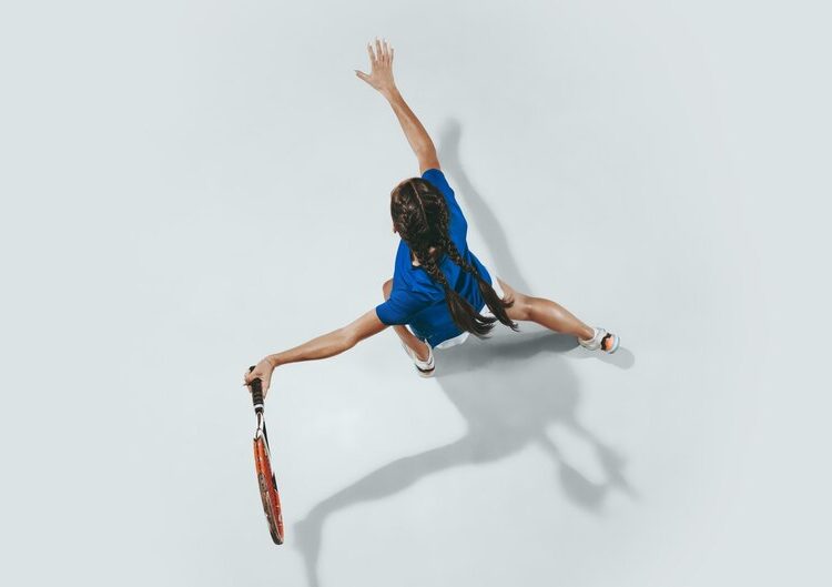 Una niña jugando al tenis